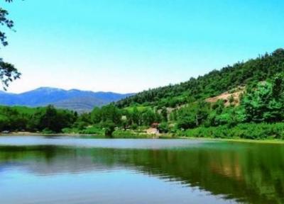 عروس، دریاچه ای زیبا در گیلان که آبش دو رنگ است!